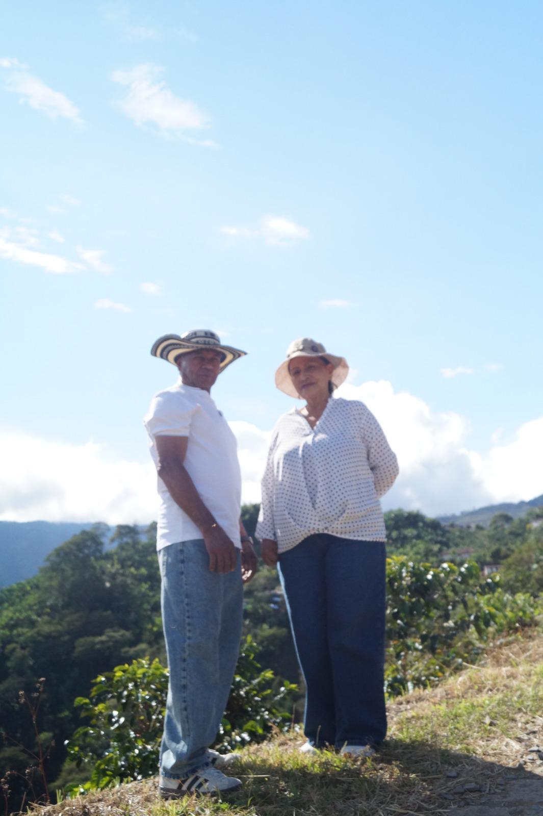 Claudia und Partner auf den Kaffeehügeln in Risaralda