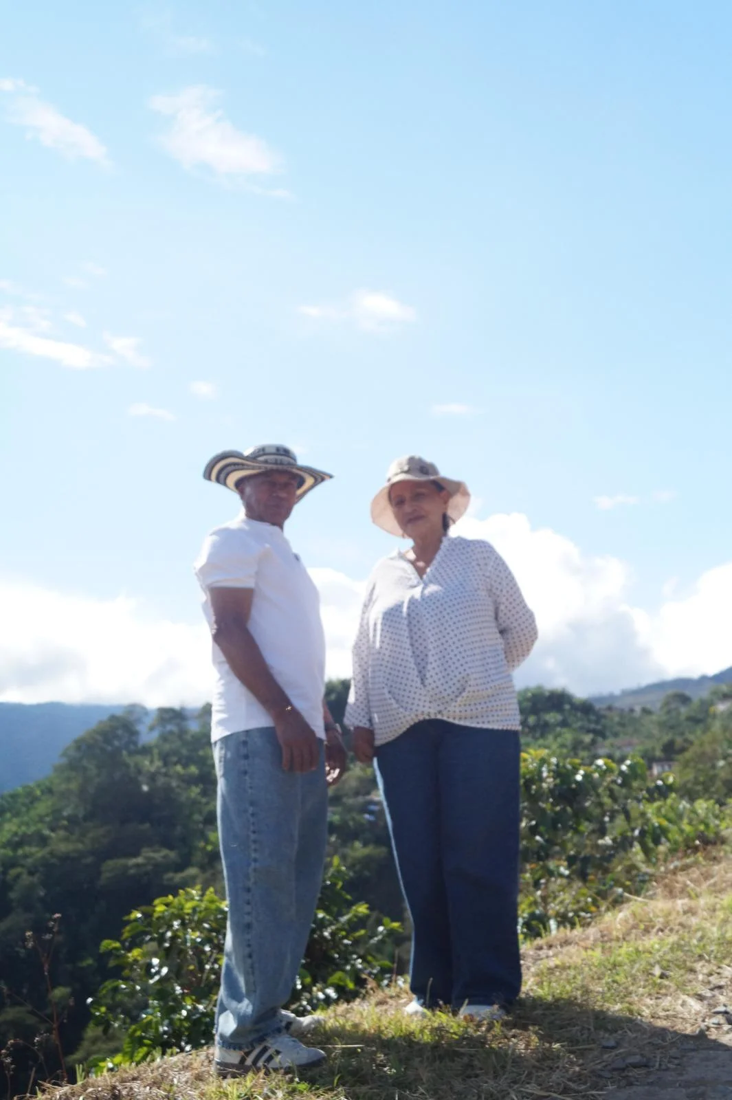 Claudia und Partner auf den Kaffeehügeln in Risaralda